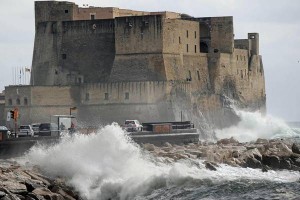 In una foto d'archivio onde alte e nuvoloni di acqua salata su via Caracciolo a Napoli. ANSA / CIRO FUSCO / DBA