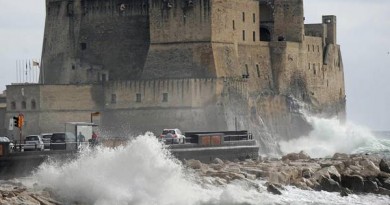 In una foto d'archivio onde alte e nuvoloni di acqua salata su via Caracciolo a Napoli. ANSA / CIRO FUSCO / DBA