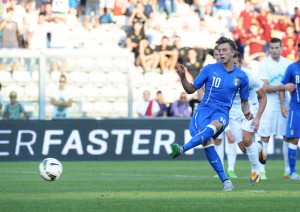 REGGIO NELL'EMILIA, ITALY - SEPTEMBER 08:  Federico Bernardeschi of Italy U21 scores his opening goal from the penalthy spot during the 2017 UEFA European U21 Championships   Qualifier between Italy U21 and Slovenia U21  at Mapei Stadium - Citta del Tricolore on September 8, 2015 in Reggio nell'Emilia, Italy.  (Photo by Dino Panato/Getty Images)