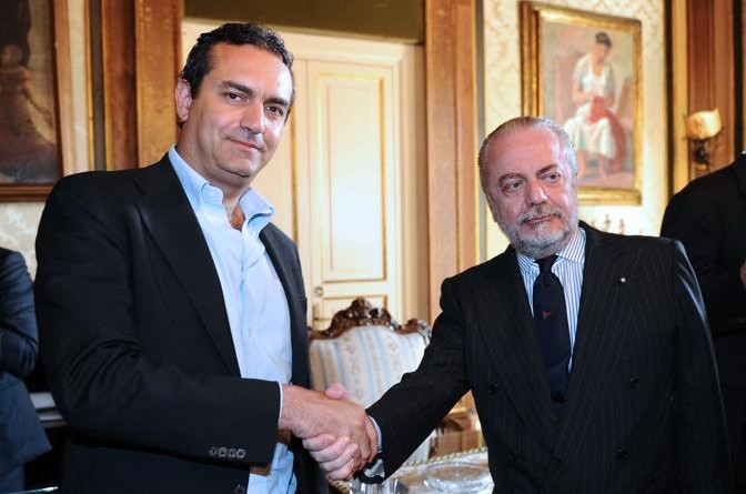 Il presidente del Napoli , Aurelio De Laurentiis con il sindaco di Napoli, Luigi De Magistris, durarante l'inocntro di oggi 8 giungo 2011 a Palazzo san Giacomo, sede del Municipio. "Questo signore - ha detto De Laurentiis a proposito delle foto che ritraevano a bordo campo il pregiudicato Antonio Lo Russo nel corso della partita Napoli-Parma dell'aprile 2010, presenza a bordo campo presentato nelle foto era vicino a un rappresentante delle forze dell'ordine ed era alle dipendenze di un manutentore del campo di gioco, quindi non è che il calcio Napoli può stare all'entrata a verificare la fedina penale di tutti quelli che entrano, altrimenti dovremmo anche investigare, e non solo sui frequentatori dello stadio