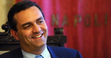 Il sindaco di Napoli, Luigi De Magistris, durante la conferenza stampa , oggi 30 giungo 2011 nella sede del comune di Palazzo San Giacomo, di presentazione del bilancio.
 ''Ci aspettavamo che il governo facesse qualcosa per Napoli e non lo ha fatto. Il decreto e' deludente e pilatesco''. Questo il commento del sindaco di Napoli Luigi De Magistris sul decreto rifiuti varato oggi dal Consiglio dei Ministri. ''Il decreto - ha detto De Magistris nel corso di una conferenza stampa in cui ha illustrato la delibera sul bilancio - serviva perche' qui abbiamo un'urgenza: ma cosi' non la risolve''.
ANSA / CIRO FUSCO