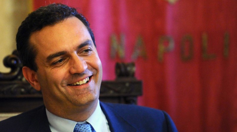 Il sindaco di Napoli, Luigi De Magistris, durante la conferenza stampa , oggi 30 giungo 2011 nella sede del comune di Palazzo San Giacomo, di presentazione del bilancio.
 ''Ci aspettavamo che il governo facesse qualcosa per Napoli e non lo ha fatto. Il decreto e' deludente e pilatesco''. Questo il commento del sindaco di Napoli Luigi De Magistris sul decreto rifiuti varato oggi dal Consiglio dei Ministri. ''Il decreto - ha detto De Magistris nel corso di una conferenza stampa in cui ha illustrato la delibera sul bilancio - serviva perche' qui abbiamo un'urgenza: ma cosi' non la risolve''.
ANSA / CIRO FUSCO