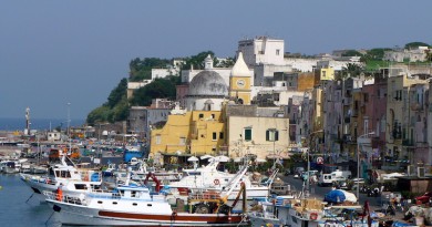 Piazzetta_di_Procida_dal_traghetto