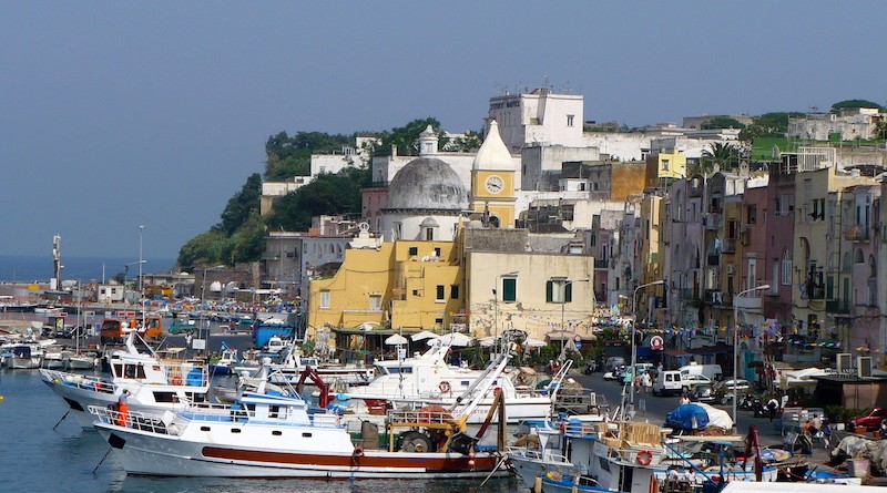 Piazzetta_di_Procida_dal_traghetto