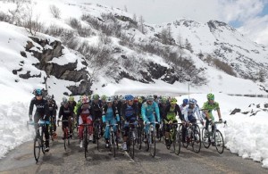 19/5/2013 Giro D'Italia 2013.
Stage 15 - Cesana to Col du Galibier.
The peloton climbs through the snow on the route up the Moncenisio.
Photo: Offside / IPP.