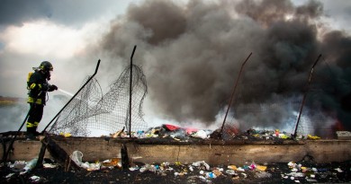 Caivano (provincia di Napoli- febbraio 2012- Un vigile del fuoco impegnato a spegnere un rogo appiccato a rifiuti speciali e urbani. Nella cosiddetta Terra dei Fuochi basta spulciare i documenti dei Vigili del Fuoco ,dove sono registrati i tantissimi interventi dei pompieri per i roghi tossici, per capire la portata del fenomeno relativo ai roghi tossici. Da molti anni, la camorra e le piccole imprese che producono in nero e sono costrette a smaltire i rifiuti in nero, usa il sistema dei roghi tossici per liberarsi dei rifiuti e degli scarti industriali di ogni tipo.