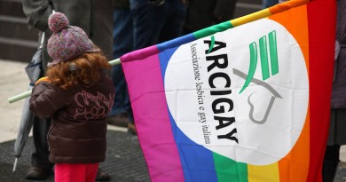 ©Lapresse
24/01/2009 Brescia ,piazza Vittoria 
Cronaca
Manifestazione Arcigay a Brescia
non guarirete mai " manifestazione nazionale promossa  dall'Arcigay e da alcune formazioni della sinistra per protestare contro il corso per "guarire" i gay organizzato dal gruppo Lot in città
Nella foto: bambina presente alla manifestazione