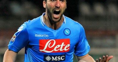 TURIN, ITALY - MARCH 17:  Gonzalo Higuain of SSC Napoli celebrates after scoring the opening goal during the Serie A match between Torino FC and SSC Napoli at Stadio Olimpico di Torino on March 17, 2014 in Turin, Italy.  (Photo by Valerio Pennicino/Getty Images)