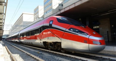 Il nuovo Frecciarossa 1000 di Ferrovie dello Stato in occasione del viaggio in anteprima del nuovo super treno costruito da Ansaldo Breda e Bombardier alla stazione Centrale di Milano, 5 giugno 2015.
ANSA/ UFFICIO STAMPA 
++HO - NO SALES EDITORIAL USE ONLY++