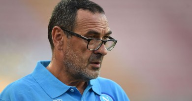 NAPOLI, ITALY - SEPTEMBER 17: Napoli's coach Maurizio Sarri looks on during the UEFA Europa League match between Napoli and Club Brugge KV on September 17, 2015 in Naples, Italy.  (Photo by Francesco Pecoraro/Getty Images)