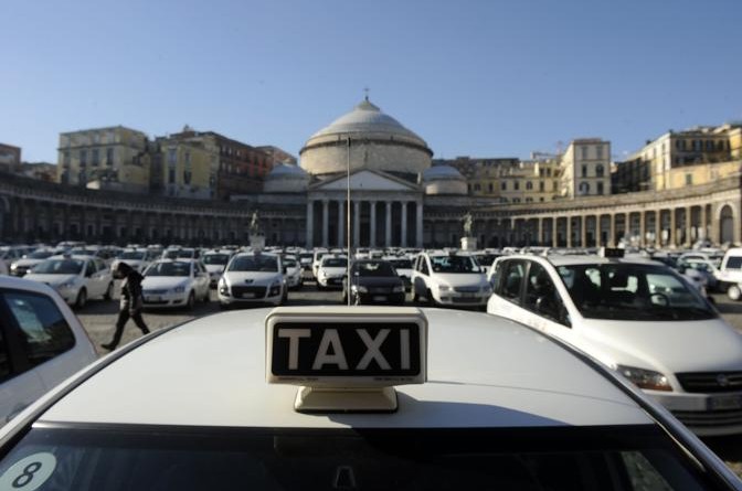 prtoesta taxi a piazza del plebiscito