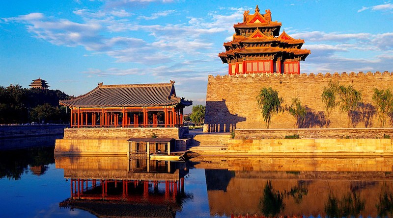 紫禁城的角楼，中国北京 (Corner Tower of Forbidden City in Beijing, China)