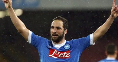 Football Soccer - Napoli v Atalanta - Italian Serie A - San Paolo Stadium, Naples, Italy - 02/05/16 Napoli's Gonzalo Higuain celebrates after scoring his second goal against Atalanta.   REUTERS/Ciro De Luca