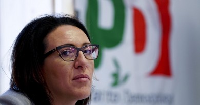 Valeria Valente, candidata alle primarie del centrosinistra a Napoli, nel suo comitato elettorale, 5 marzo 2016.
ANSA / CIRO FUSCO