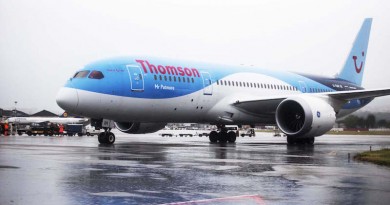 15 luglio 2016 Aeroporto Internazionale di Capodichino - E’ atterrato oggi a Napoli per la prima volta il modernissimo aeromobile wide-body 787 (Dreamliner) della Boeing , operato dalla compagnia Thomson. L’aeromobile proveniente da Londra Gatwick con 280 passeggeri a bordo, ha toccato il suolo dello scalo partenopeo alle ore 12.07, per poi  subito ripartire per Londra alle 14.08, con 273 passeggeri.ad accoglierlo l' AD di Gesac, Armando Brunini; il Direttore DIV, Alessandro Fidato e il direttore ENAC DAC,Gennaro Bronzone.