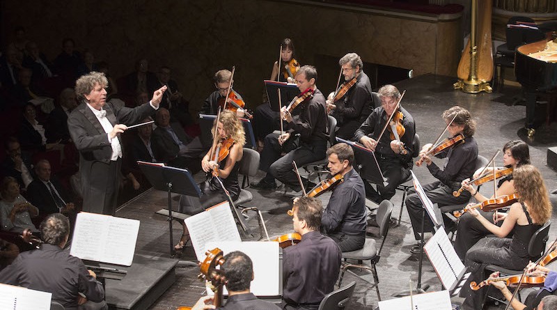 INAUGURAZIONE STAGIONE SINFONICA 2014/2015
Direttore: Gabriele Ferro - Orchestra del Teatro di San Carlo
Mezzosoprano: Teresa Iervolino, Tenore: Mark Milhofer, Basso: Ugo Guagliardo
Programma
Igor' Stravinskij,  Pulcinella,Balletto per orchestra e voci soliste
Marco Betta, Cieli notturni, Sinfonia-diario per orchestra (prima esecuzione assoluta)
Igor' Stravinskij,  L’uccello di fuoco, Suite dal balletto (versione 1919)
Teatro di San Carlo
sabato 18 ottobre 2014, ore 20.30 (Turno S)
domenica 19 ottobre 2014, ore 18.00 (Turno P)