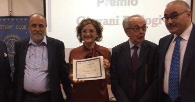 da sx A. Simeone (dir IGB), la vincitrice Carmen Valente, M.Iaccarino (CNR) e A.Leonardo (pres Rotary Na)