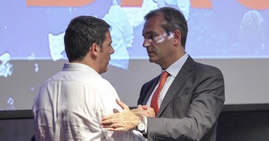 Napoli - Il Presidente Del Consiglio Matteo Renzi a Città Della Scienza per la firma del protocollo di intesa per il rilancio di Bagnoli e la ricostruzione di Città Della Scienza. Nella foto: il Presidente Renzi con il sindaco de Magistris