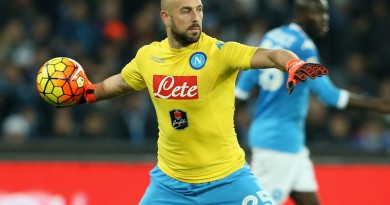 NAPLES, ITALY - DECEMBER 13:  Pepe Reina of Napoli during the Serie A match betweeen SSC Napoli and AS Roma at Stadio San Paolo on December 13, 2015 in Naples, Italy.  (Photo by Maurizio Lagana/Getty Images)