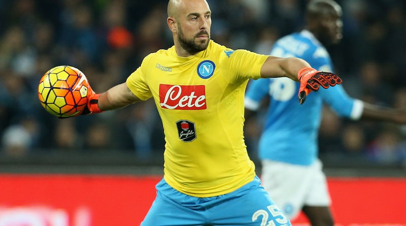 NAPLES, ITALY - DECEMBER 13:  Pepe Reina of Napoli during the Serie A match betweeen SSC Napoli and AS Roma at Stadio San Paolo on December 13, 2015 in Naples, Italy.  (Photo by Maurizio Lagana/Getty Images)