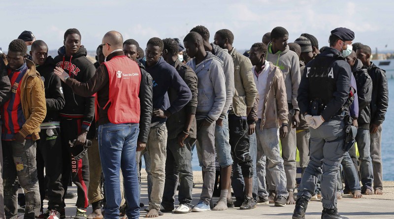 Migrants arrive at the Sicilian harbour of Pozzallo, February 15, 2015. Some 275 migrants rescued on Friday from overcrowded boats near Libya arrive safely in Sicily, days after more than 300 others died trying to make the crossover.  REUTERS/Antonio Parrinello (ITALY - Tags: SOCIETY IMMIGRATION)