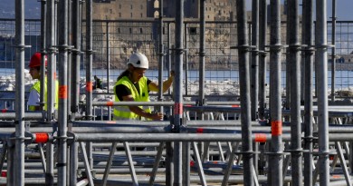 Lavori in corso per 'N'Albero' la struttura di 40 metri , allestito dalla Italstage, che sorgerà  alla Rotonda Diaz, sul lungomare di Napoli per festeggiare il Natale, 21 novembre 2016.
ANSA / CIRO FUSCO