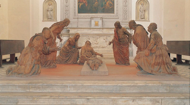La chiesa del complesso monumentale di Sant'Anna dei Lombardi, sita in Piazza Monteoliveto, ospita il Compianto su Cristo morto, gruppo di statue in terracotta, opera dello scultore Guido Mazzoni