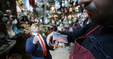 Napoli, 09/11/2016
Cronaca
Donald Trump sul presepe napoletano. Appena eletto presidente degli Stati Uniti d'America gli artigiani del presepe di San Gregorio Armeno creano la statuina per il presepe. Nelle foto quella creata dall'artigiano Genny Di Virgilio
Nella foto: la statuina di Donald Trump