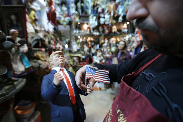 Napoli, 09/11/2016
Cronaca
Donald Trump sul presepe napoletano. Appena eletto presidente degli Stati Uniti d'America gli artigiani del presepe di San Gregorio Armeno creano la statuina per il presepe. Nelle foto quella creata dall'artigiano Genny Di Virgilio
Nella foto: la statuina di Donald Trump