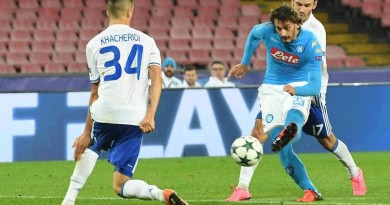 Napoli's Manolo Gabbiadini, right, tries a shot during the UEFA Champions League group B soccer match SSc Napoli vs FC Dynamo Kyiv at San Paolo stadium in Naples, Italy, Nov. 23, 2016. ANSA / CIRO FUSCO