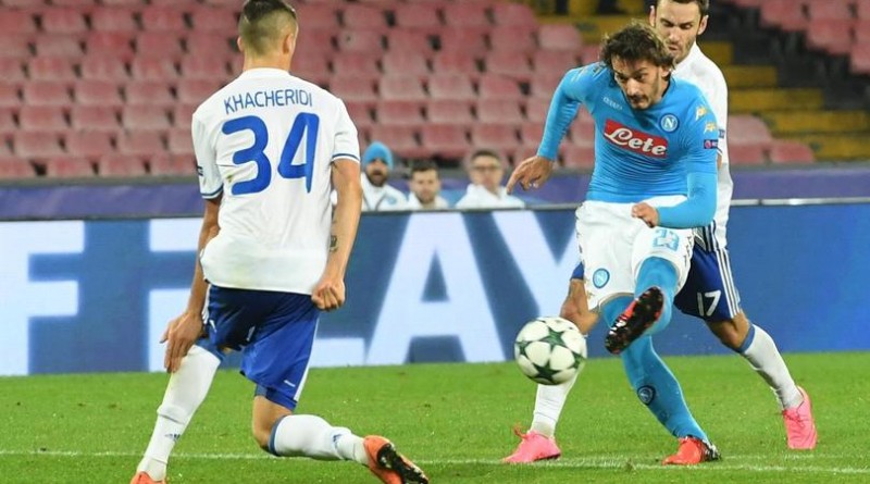 Napoli's Manolo Gabbiadini, right, tries a shot during the UEFA Champions League group B soccer match SSc Napoli vs FC Dynamo Kyiv at San Paolo stadium in Naples, Italy, Nov. 23, 2016. ANSA / CIRO FUSCO