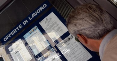 Un uomo controlla gli annunci di lavoro esposti in una agenzia per l'occupazione.
 ANSA/FRANCO SILVI
