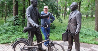 Capaccioli davanti al monumento a Bruno Pontecorvo