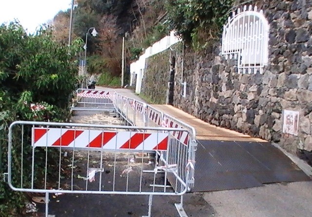 Rampe del ponte di legno da abbassare