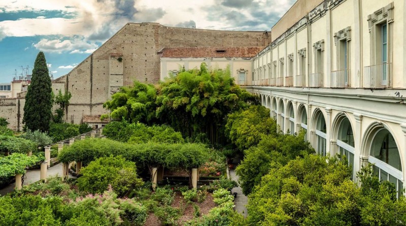 L'antica cittadella monastica che ospita l'Università Suor Orsola Benincasa è oggi un moderno campus universitario ed è in procinto di divenire patrimonio dell’Umanità certificato dall'UNESCO