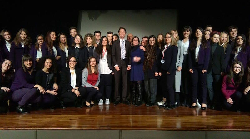 NOUS, LES EUROPÉENS 2017 il gruppo di studenti con il Console di Francia a Napoli Jean-Paul Seytre