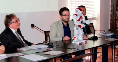 Il Rettore del Suor Orsola Lucio d'Alessandro con il robot Nao alla presentazione del Centro di Ricerca Scienza Nuova