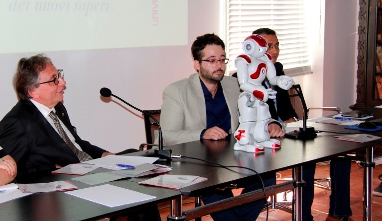 Il Rettore del Suor Orsola Lucio d'Alessandro con il robot Nao alla presentazione del Centro di Ricerca Scienza Nuova