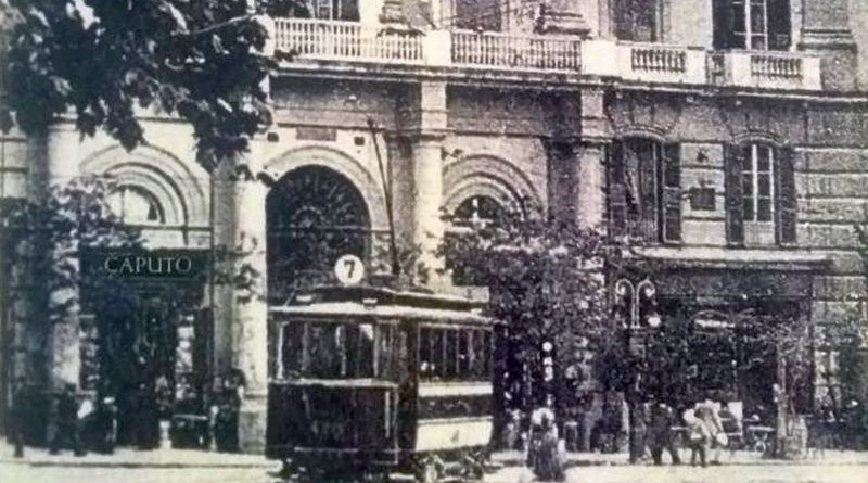 Vomero, piazza Vanvitelli con tram n. 7