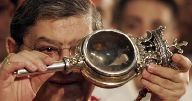 CRO MIRACOLO SAN GENNARO IN FOTOIL CARDINALE CON LE AMPOLLE DEL SANGUE SCIOLTO
(NEWFOTOSUD SERGIO SIANO)