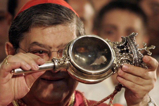 CRO MIRACOLO SAN GENNARO IN FOTOIL CARDINALE CON LE AMPOLLE DEL SANGUE SCIOLTO
(NEWFOTOSUD SERGIO SIANO)