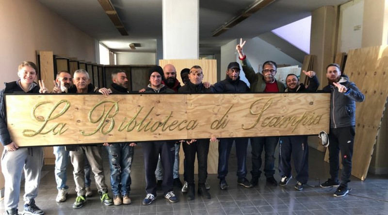 Ciro Corona e Sandro Ruotolo con gli operai della biblioteca