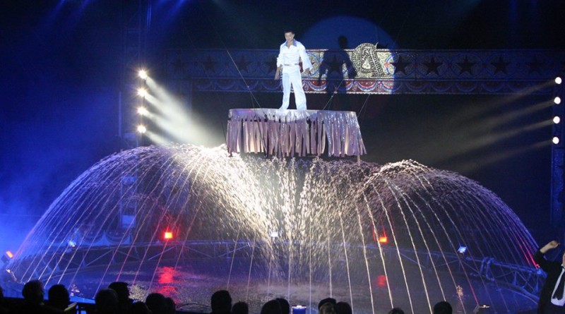 Il grande finale acquatico del Circo Americano (Foto Enzinger)