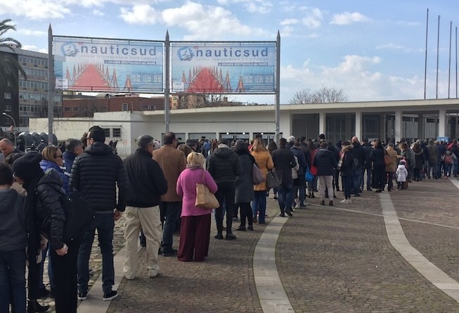 Nauticsud in fila all'ingresso