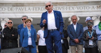 foto 2 Segretario Margiotta dal palco del 1 maggio Confsal_Napoli Piazza del Plebiscito