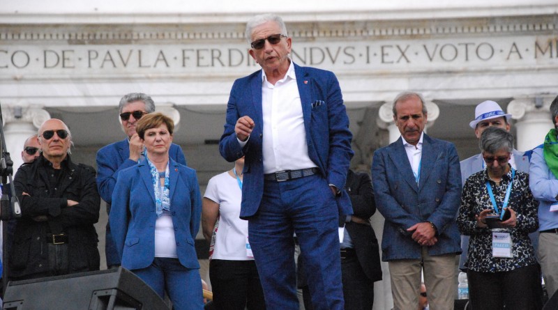 foto 2 Segretario Margiotta dal palco del 1 maggio Confsal_Napoli Piazza del Plebiscito