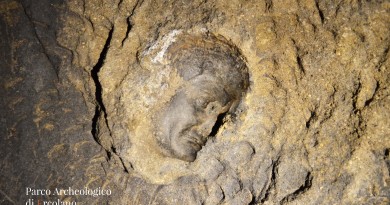 Paerco Tour - Impronta della testa-ritratto di Marco Nonio Balbo, rimasta impressa sulla volta dello stretto cunicolo alle spalle del frons scaenae, in prossimità del pozzo di Nocerino.