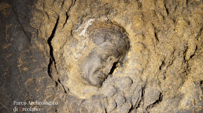 Paerco Tour - Impronta della testa-ritratto di Marco Nonio Balbo, rimasta impressa sulla volta dello stretto cunicolo alle spalle del frons scaenae, in prossimità del pozzo di Nocerino.