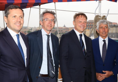 La maglia rosa del Giro a bordo dell’Amerigo Vespucci