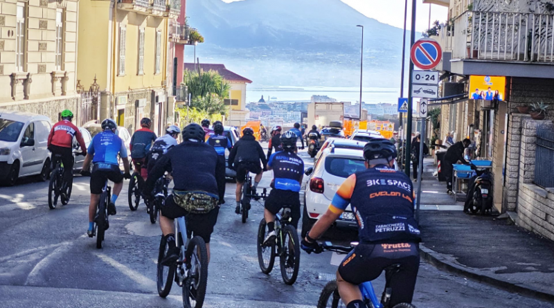 Napoli obliqua, la città su due ruote
